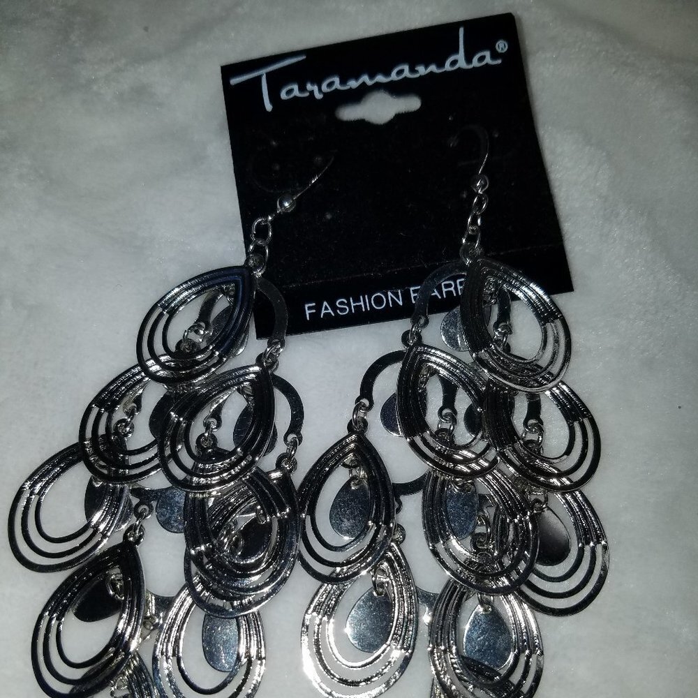 Free with $20 purchase 4" silver tear drop earrings. Nwt - Picture 5 of 5